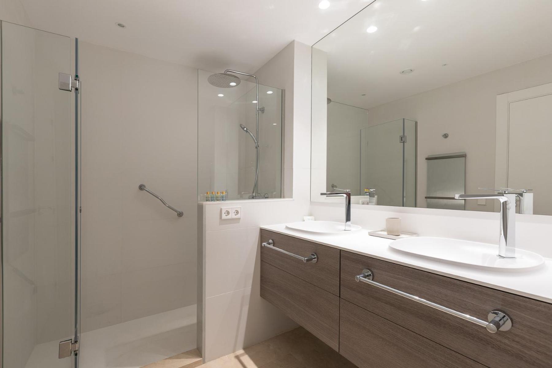 Lujoso Apartamento Con Piscina En Paseo Maritimo マルベーリャ エクステリア 写真