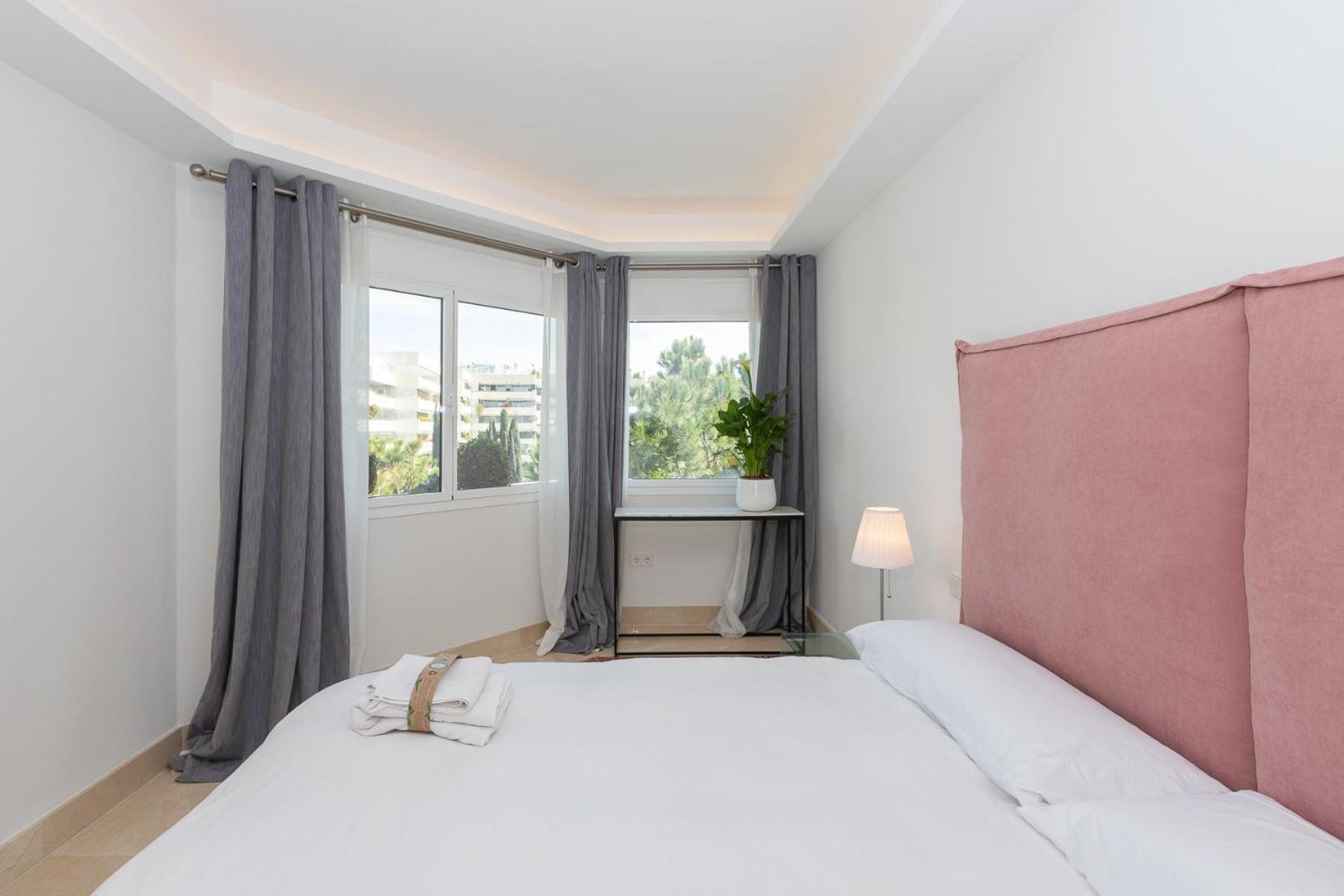Lujoso Apartamento Con Piscina En Paseo Maritimo マルベーリャ エクステリア 写真