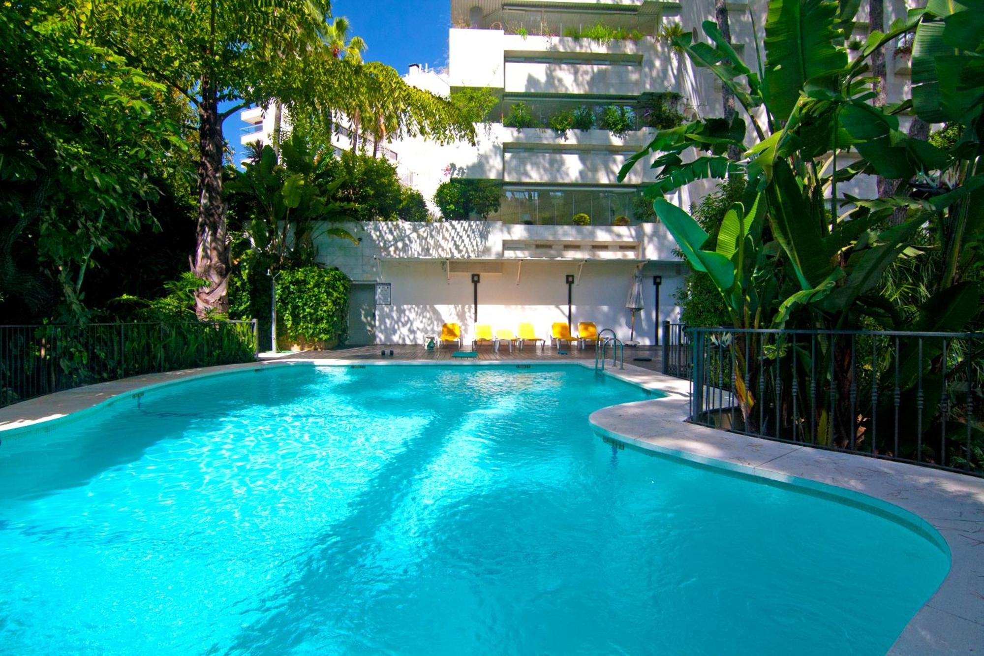 Lujoso Apartamento Con Piscina En Paseo Maritimo マルベーリャ エクステリア 写真